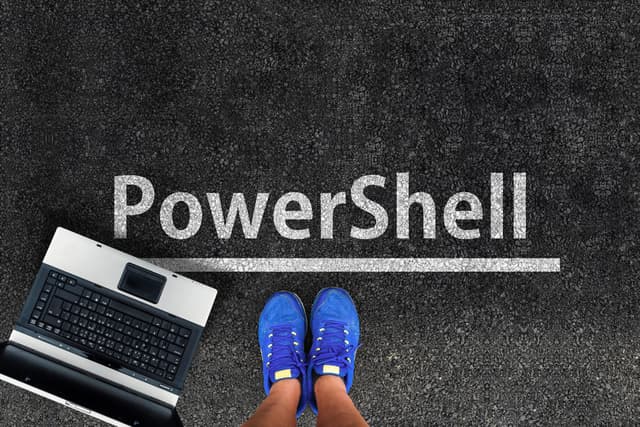 チョークで書かれたPowerShellの文字とノートパソコン