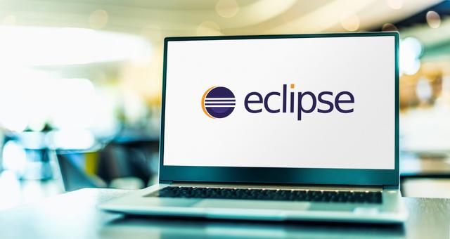 パソコンに映るEclipseのロゴ