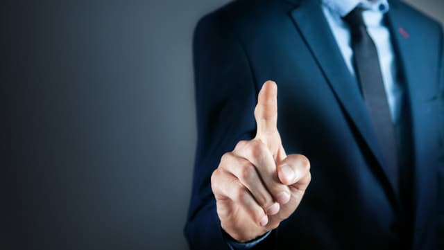 SLMを選ぶポイントを紹介する男性