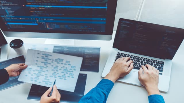 なぜPythonがWebアプリ開発に適しているのかのイメージ図