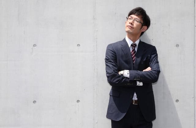 見上げるビジネスマン 見上げるビジネスマン