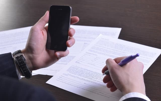 スマートフォンを操作 スマホを持つ手,スマホ操作するビジネスマン