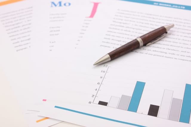 SEOおすすめブログ 紙の資料とボールペン3