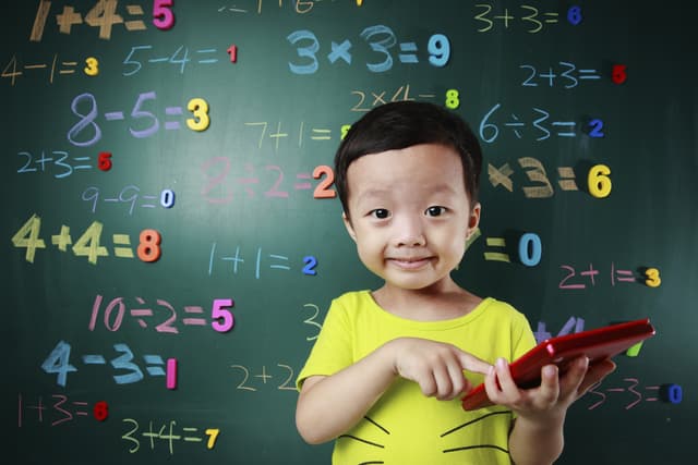 Cute asia children do arithmetic どう用意する? バナー画像や写真素材