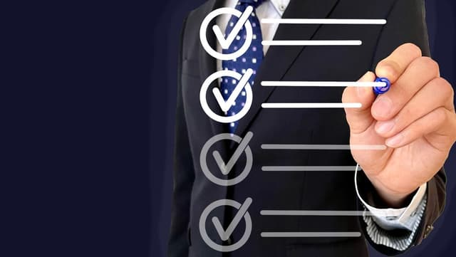 AI開発ツールを効果的に導入するための注意点を書き出すビジネスマンのイメージ