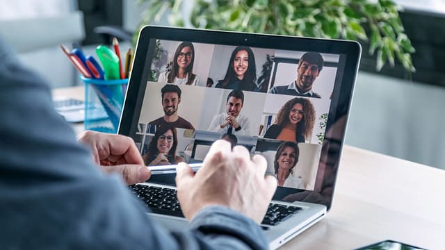 Web会議をしている人の写真