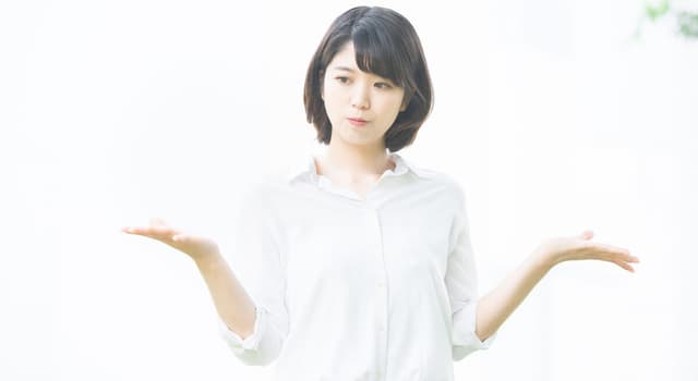 違いを比較する女性