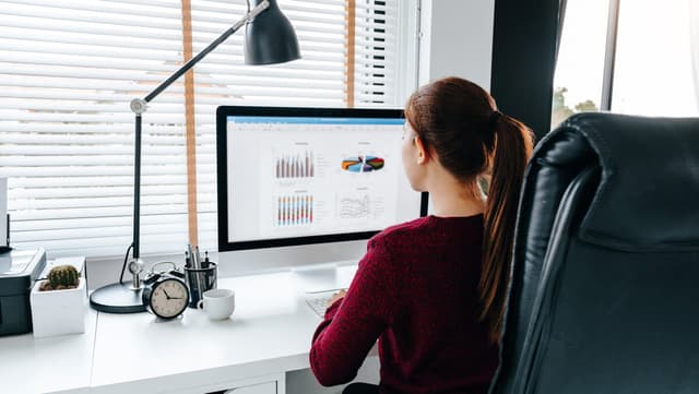 テレワークをする女性