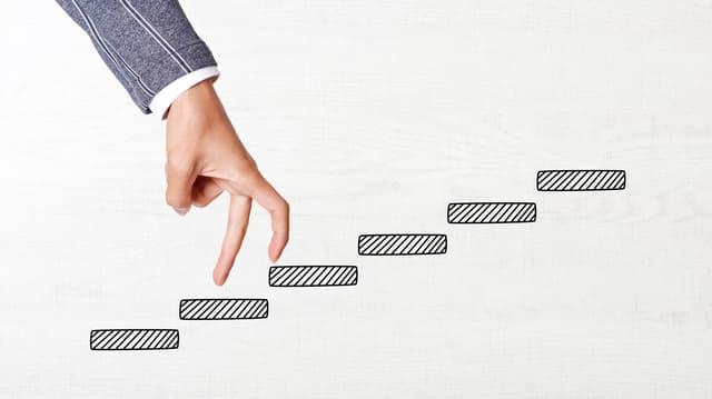 基幹・業務システムのクラウドへの移行フローのイメージ図